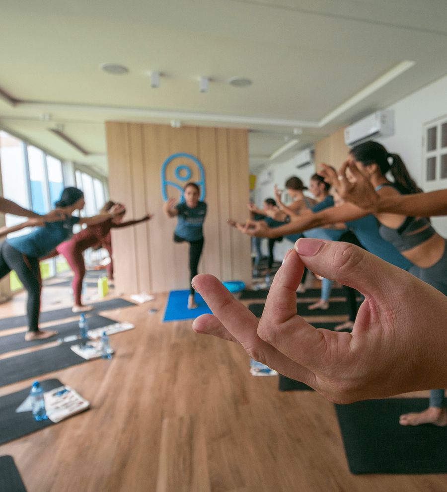 Turma praticando yoga no studio